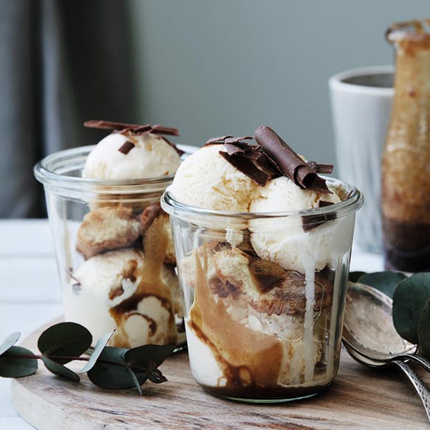 Tiramisu-isdessert med kaffesirup og chokolade