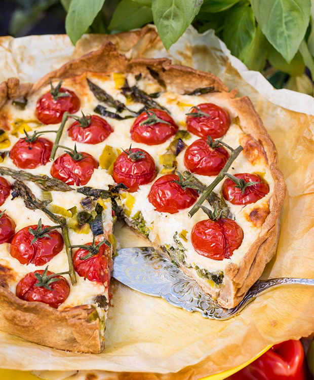 Tomattærte med asparges og purløg