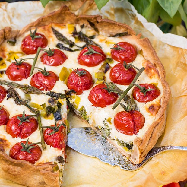 Tomattærte med asparges og purløg