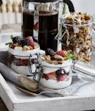 Trifli med hjemmelavet granola, vaniljeskyr og friske bær