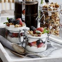 Trifli med hjemmelavet granola, vaniljeskyr og friske bær