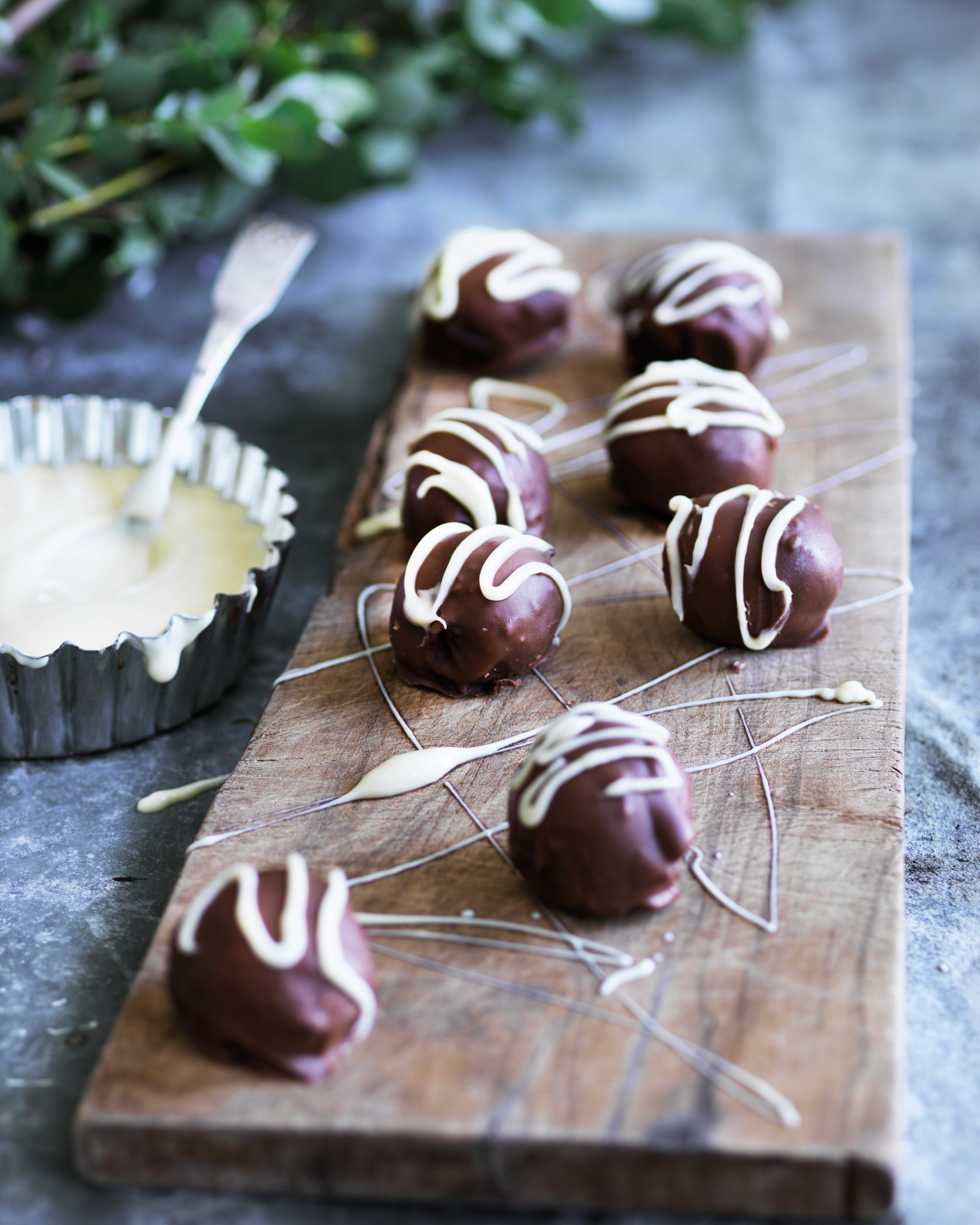 Trøfler med hasselnødder, marcipan, rom og kanel 
