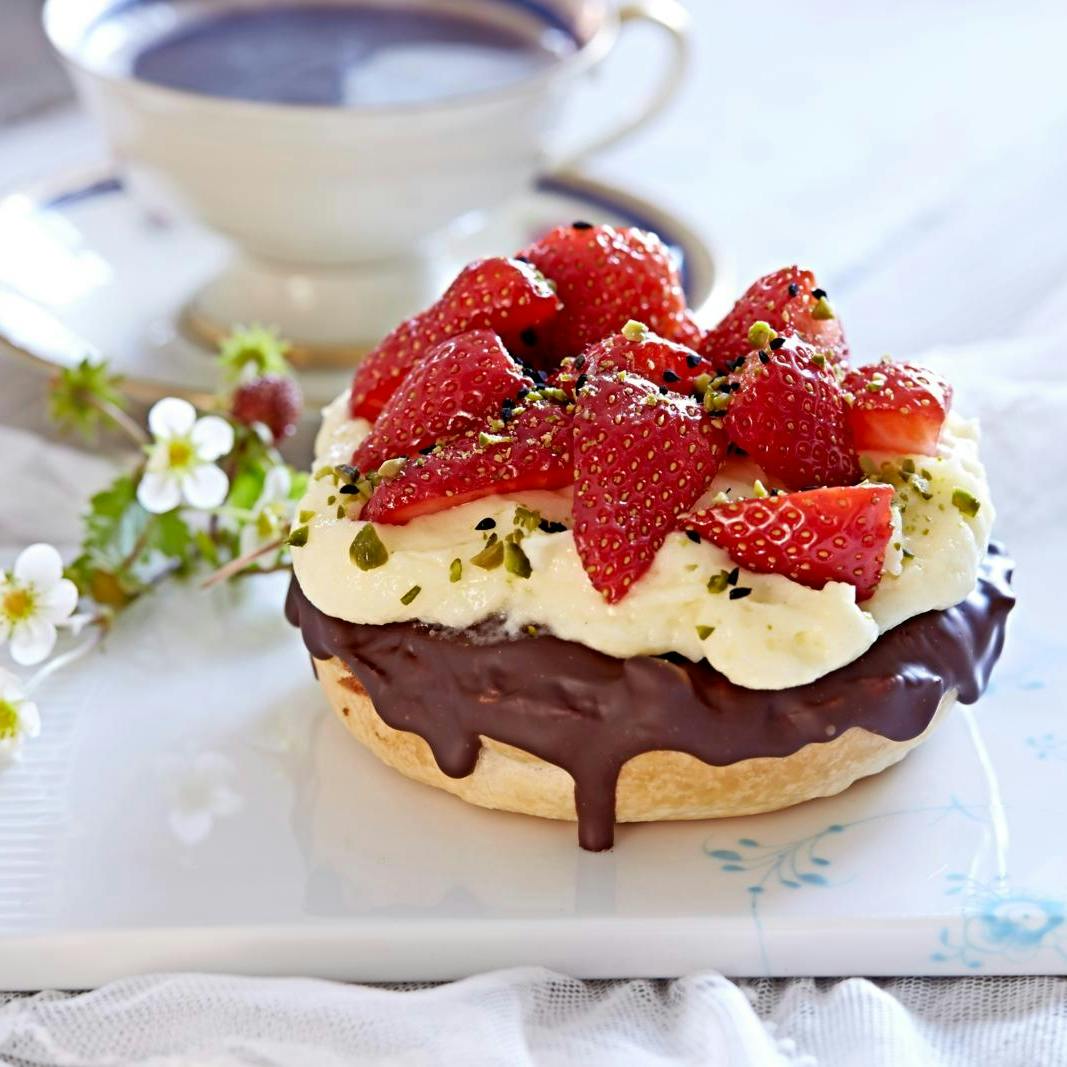 jordbærkage med pistacienødder