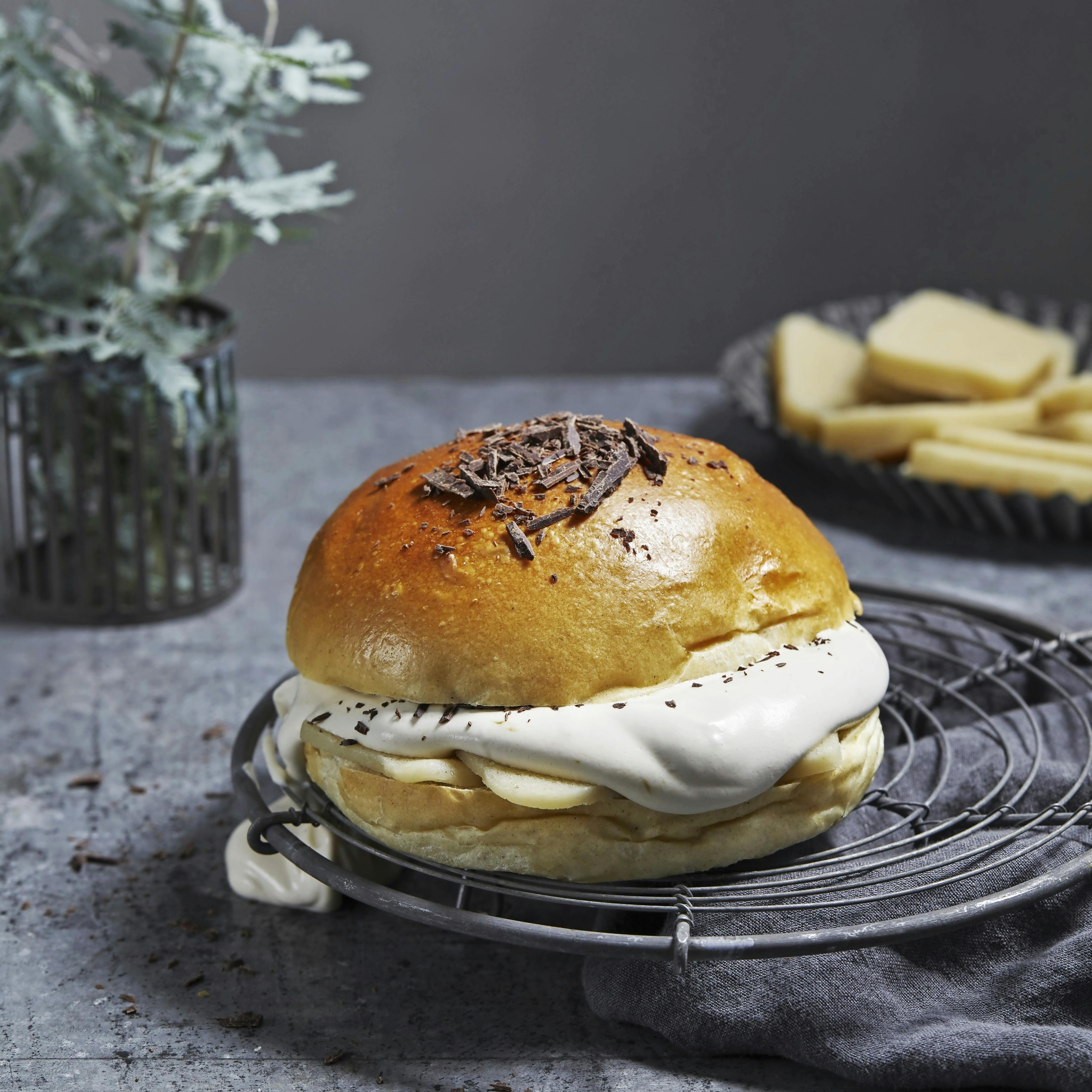 Fastelavnsboller med mokkacreme og marcipan