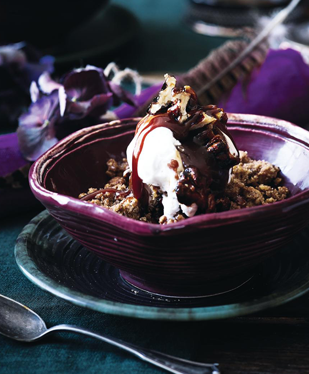 Valnødde-crumble med karamelsauce