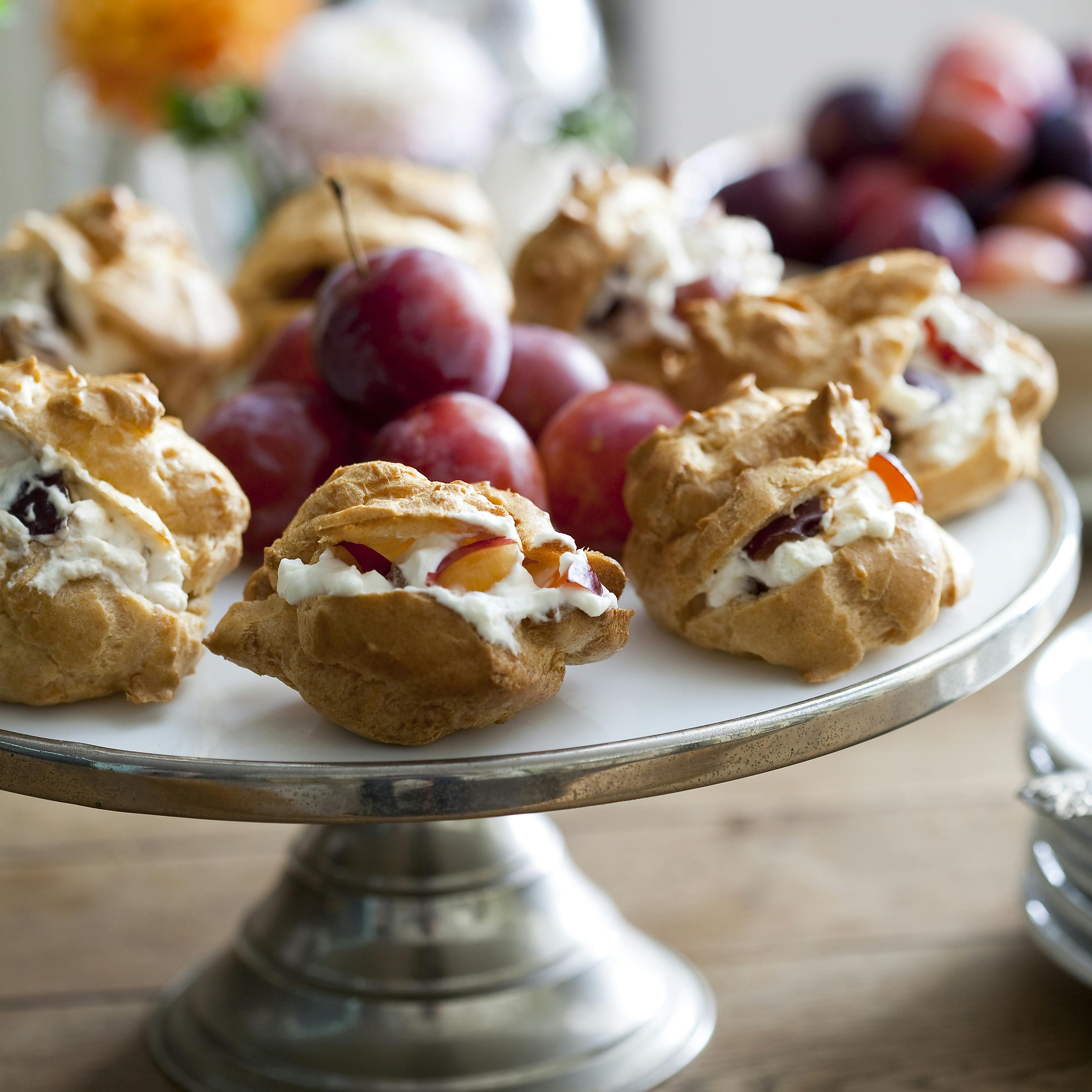 Vandbakkelser med blommer og sødt skum