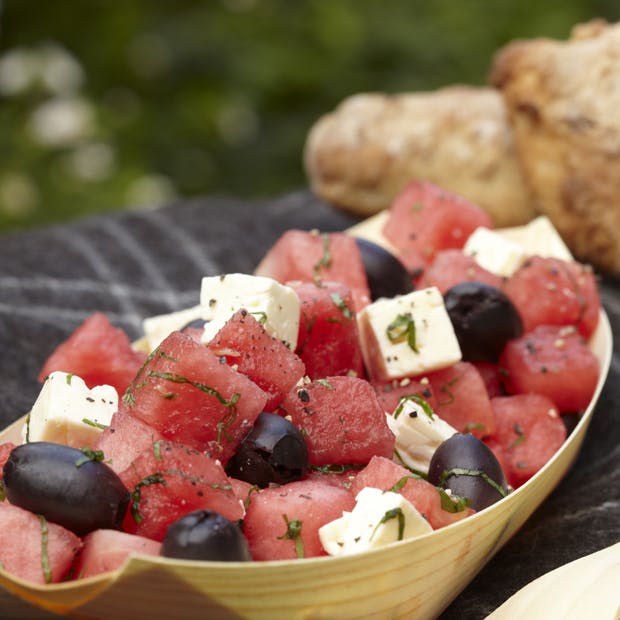 Vandmelonsalat med feta, oliven og mynte