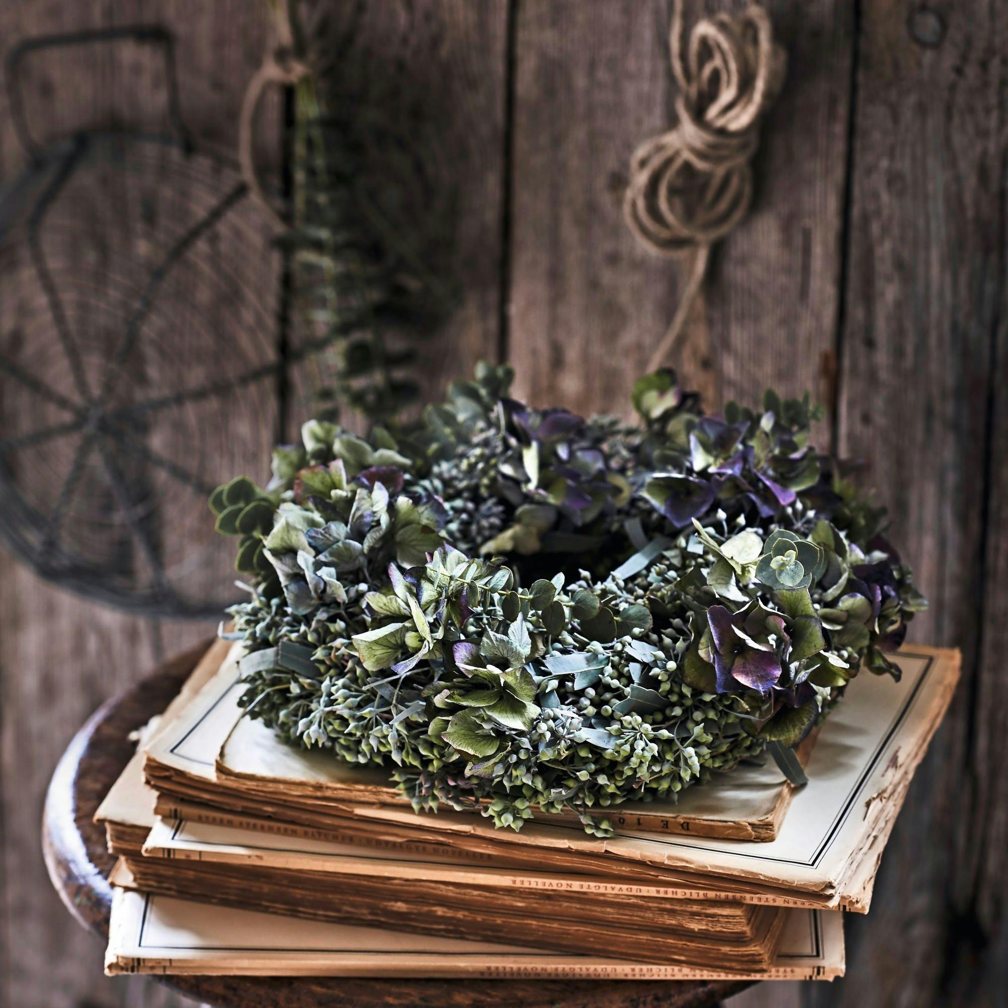 Klassisk krans med hortensia og eukalyptus