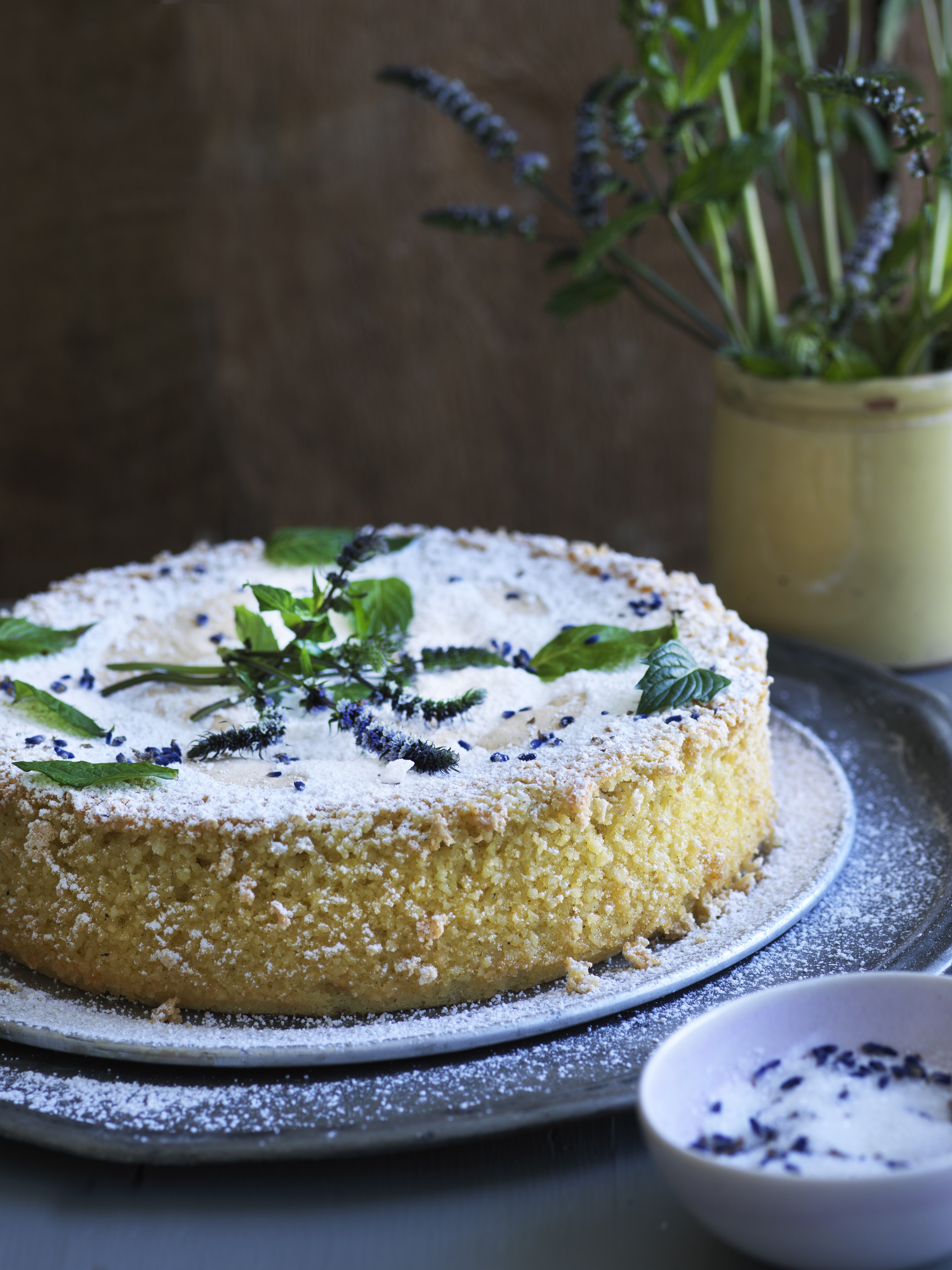 Mandelkage med friske krydderurter