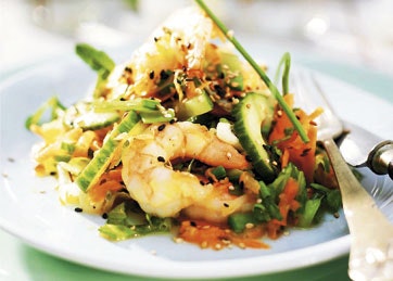 Asiatisk salat med marinerede tigerrejer og dressing