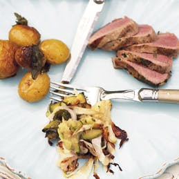 Griller rosmarinmarineret lammefilet med bagte kartofler og grøntsager