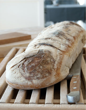 Surdejsbrød med sprød skorpe og blød krumme