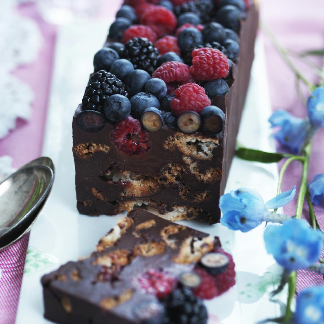 https://imgix.isabellas.dk/media/websites/isabellas-dot-dk/website/kage-og-dessert/dessert/desserter-med-sensommerbaer-p.jpg