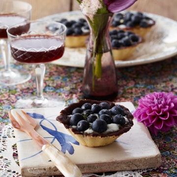 Små tærter med blåbær, chokolade og vaniljeskyr