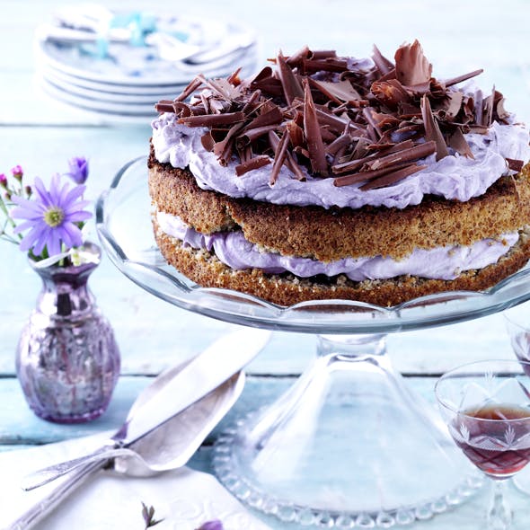 Rugbrødslagkage med blåbærfyld og chokoladespåner