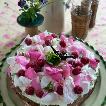 /media/websites/isabellas-dot-dk/website/kage-og-dessert/kage/lagkage-spiselige-blomster-p.jpg