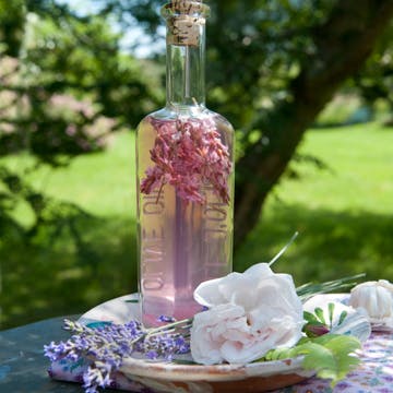 https://imgix.isabellas.dk/media/websites/isabellas-dot-dk/website/mad/drinks/lavendel-vinagrette-spiselige-blomster-p.jpg