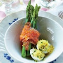 Opskrift: Mimoseæg med asparges og laks