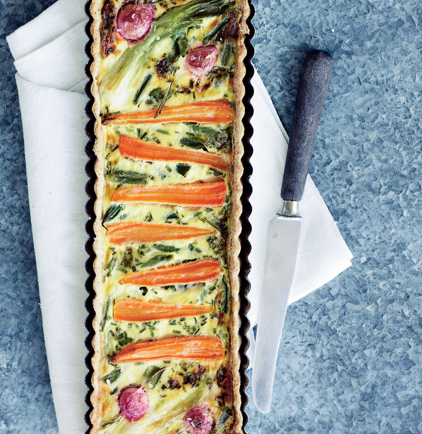 Grøntsagstærte med radiser, bønner og gulerødder