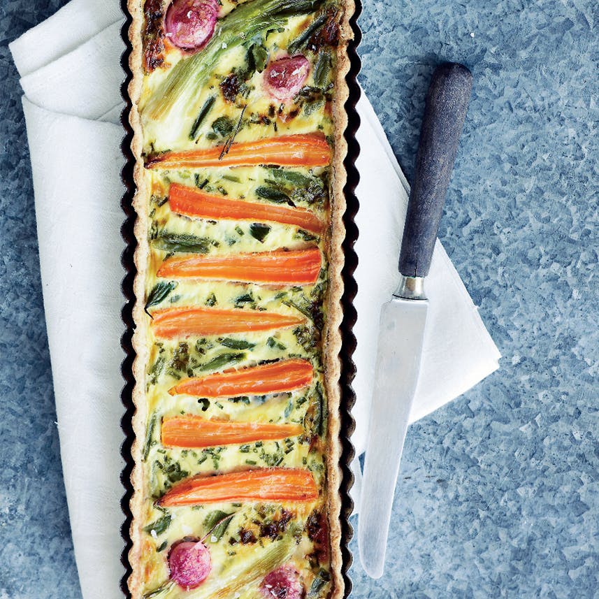 Grøntsagstærte med radiser, bønner og gulerødder