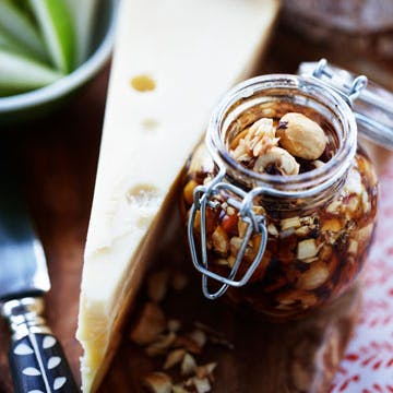 https://imgix.isabellas.dk/media/websites/isabellas-dot-dk/website/mad/menuer/buffet/buffet-foraarsmenu/buffet-forrsmenu-to/primadonnaost-p.jpg