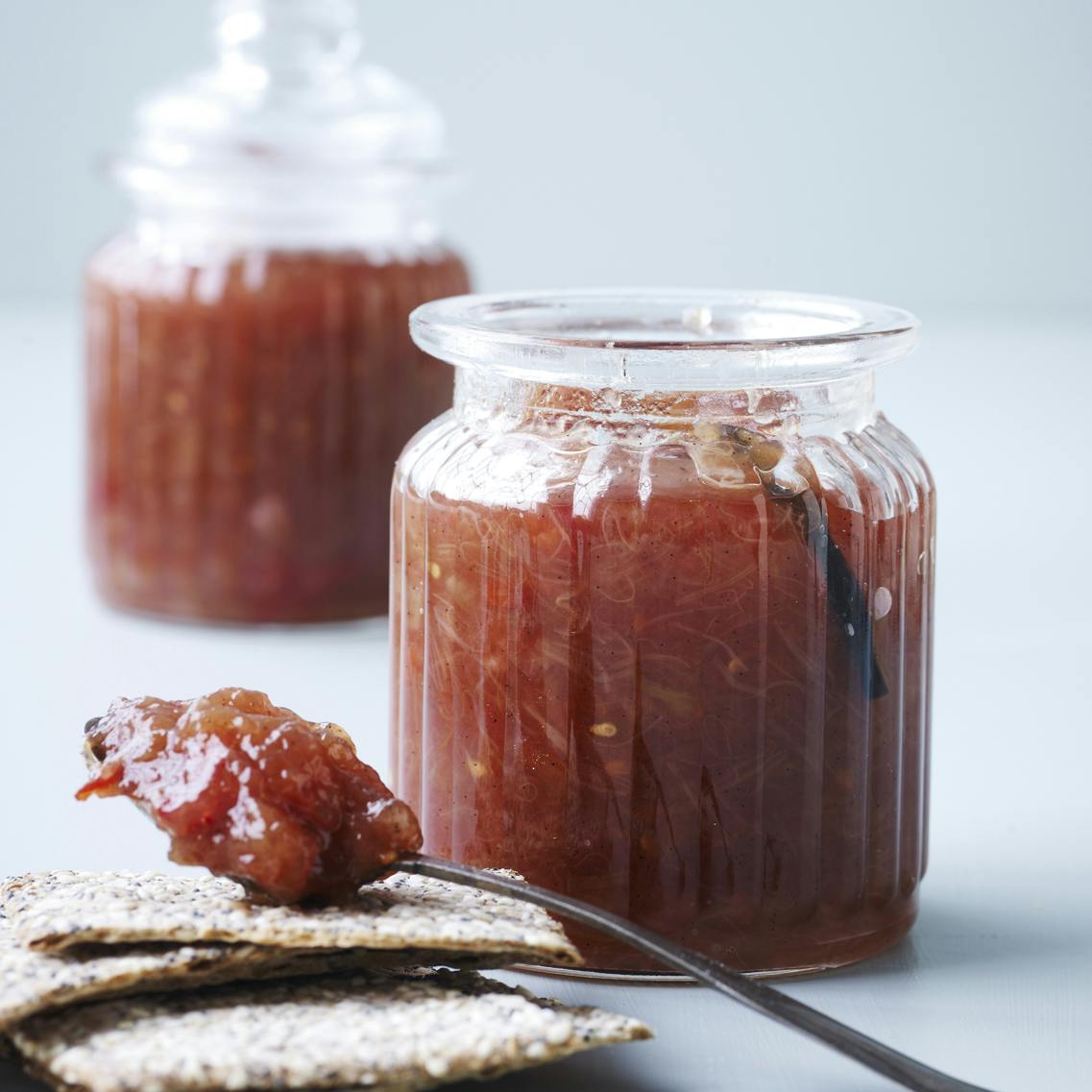 Frisk hjemmelavet rabarbermarmelade på glas