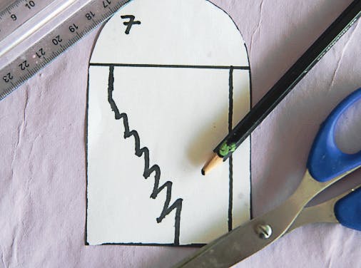 Sådan tegner du juletræsskabelonen til dit julehjerte.