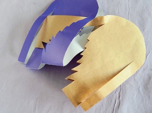 Flet de to halvdele af julehjertet sammen.