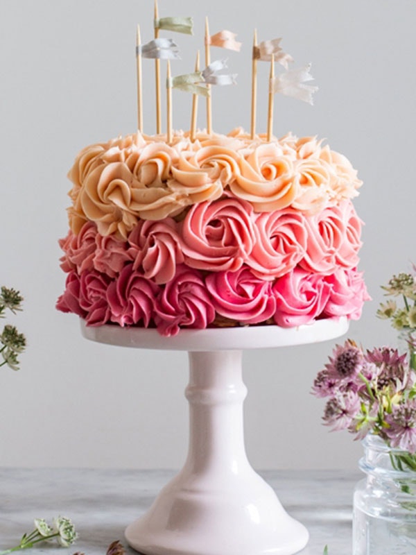 pink-festkage-med-moerk_chokolade-og-kirsebaercreme