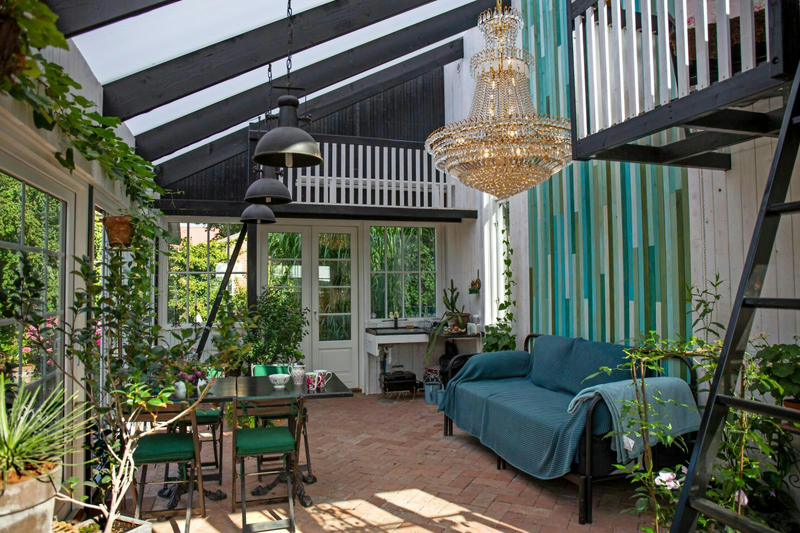 Stemningsfyldt orangeri med plads til hygge.