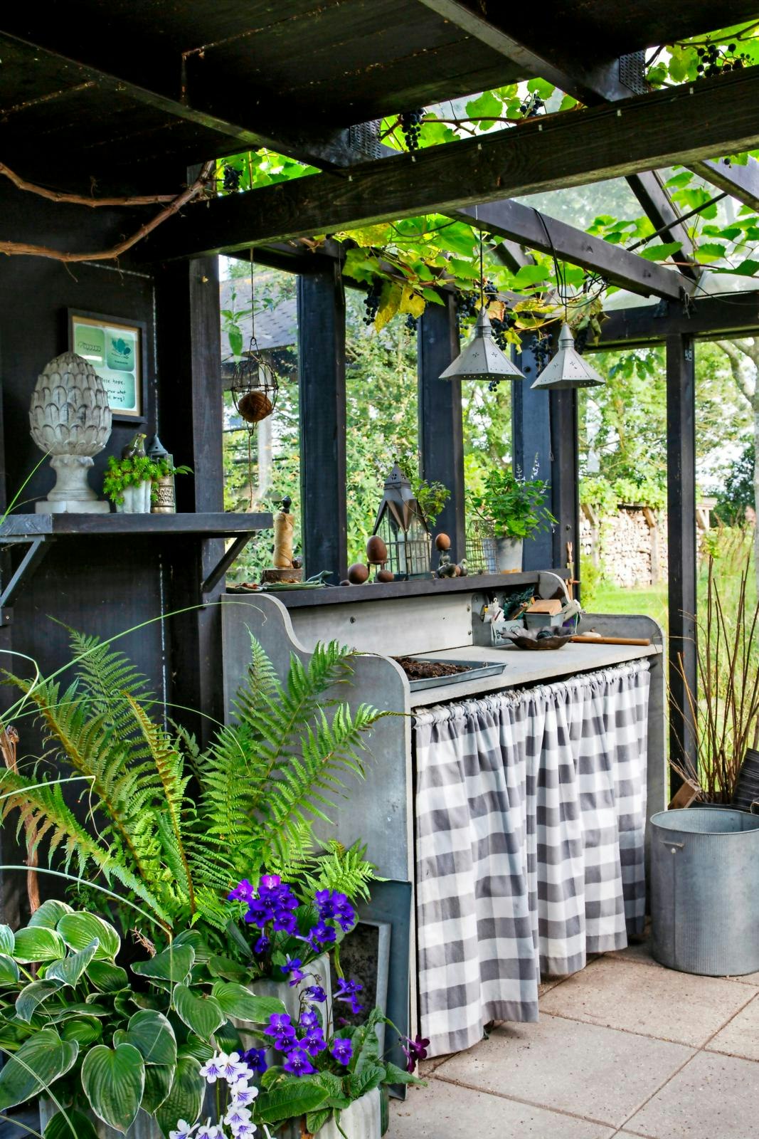 Lille hyggekrog med plantebord i orangeri