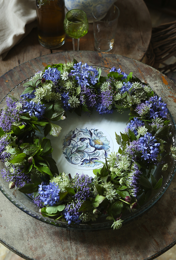 Dekorativ blomsterkrans til festbordet