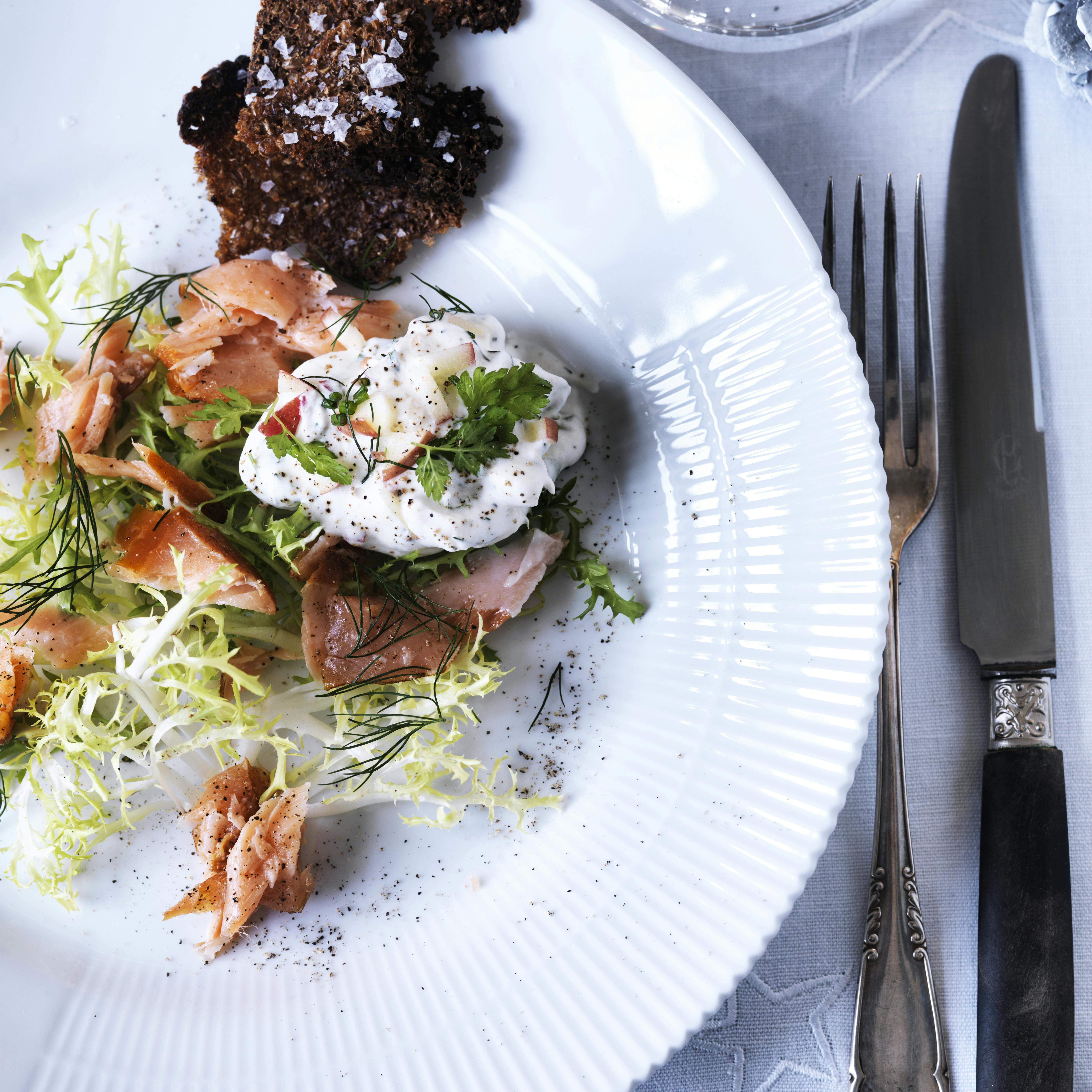 Varmrøget laks med æble-peberrodsskum og rugbrødschips