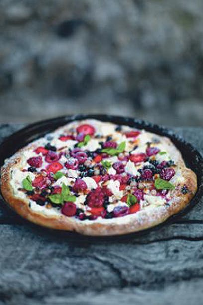 Dessertpizza med chokolade og bær