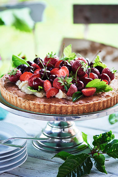 Jordbær-kirsebærtærte med marcipan