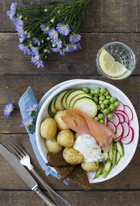 Salatbowl med laks og kartofler
