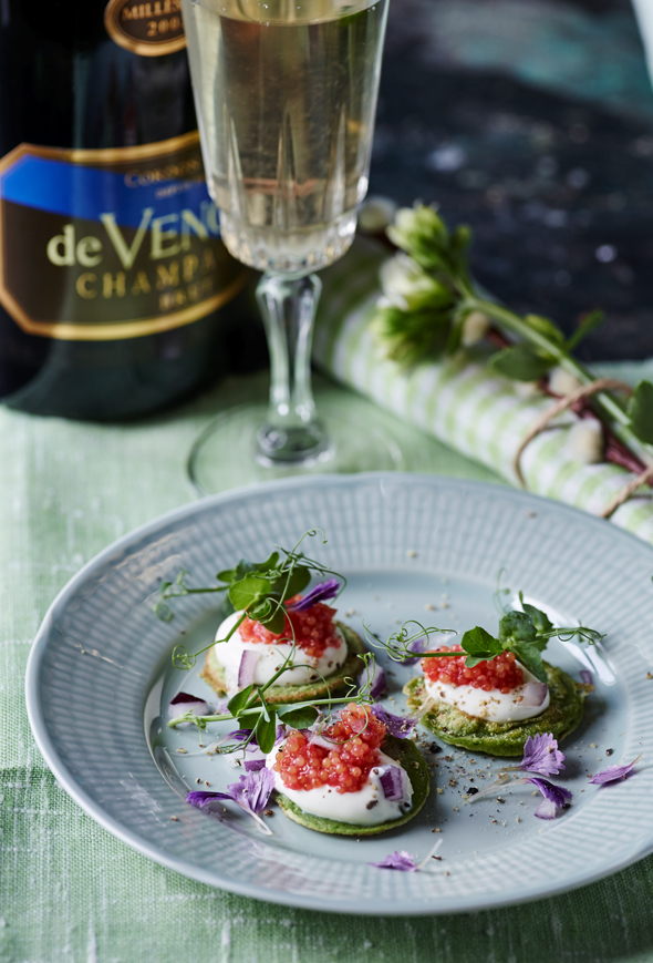 Grønne blinis med stenbiderrogn