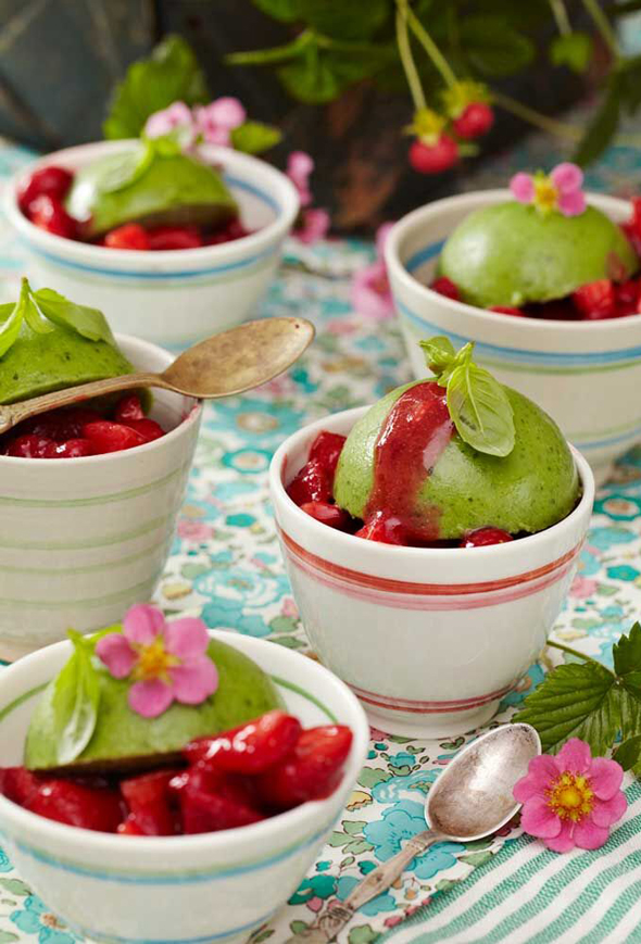 Basilikumis med friske jordbær og coulis