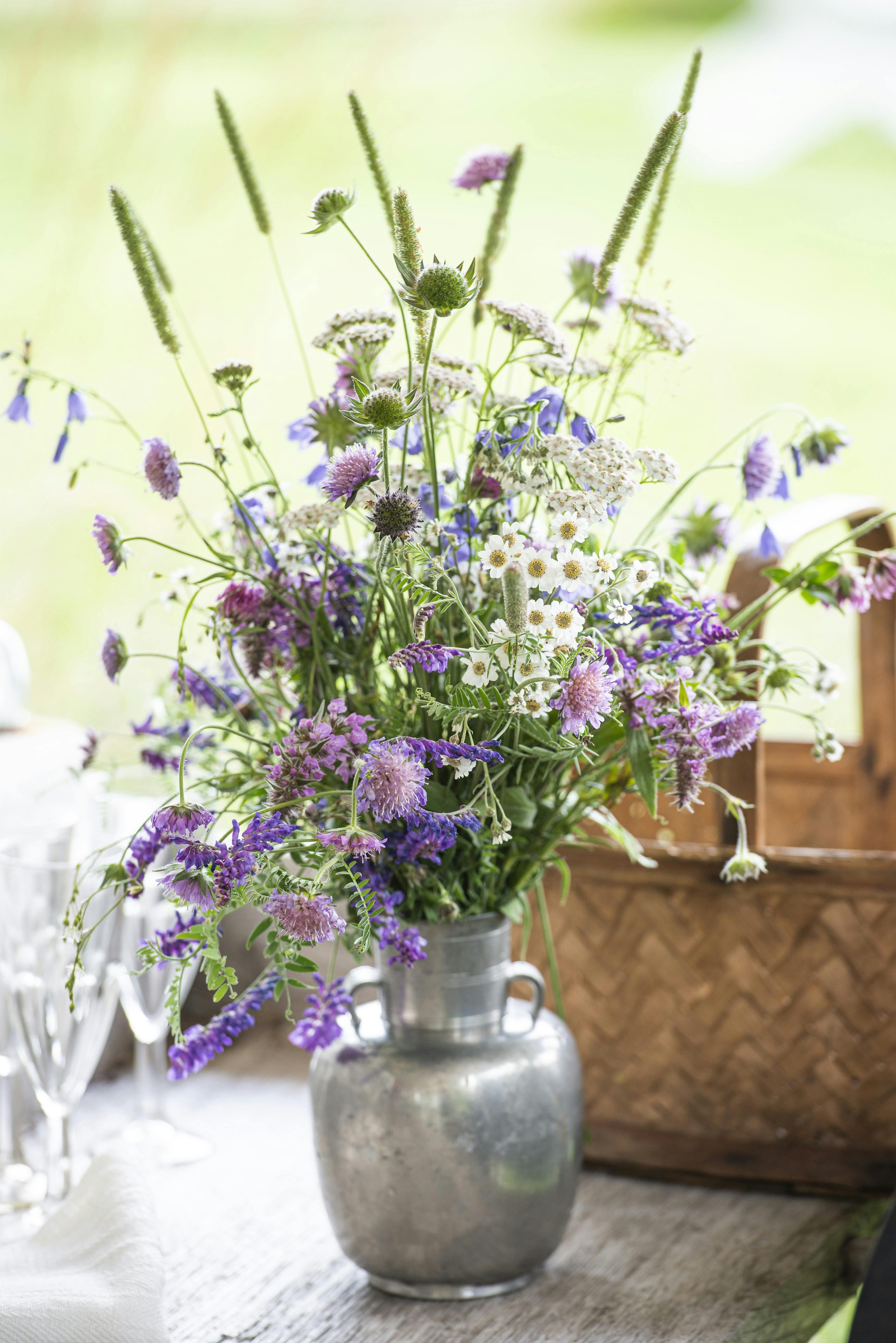 Buket af grøftekantsblomster