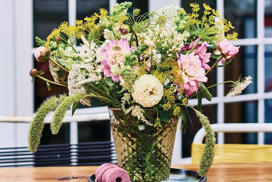 Vild bordbuket til havefesten