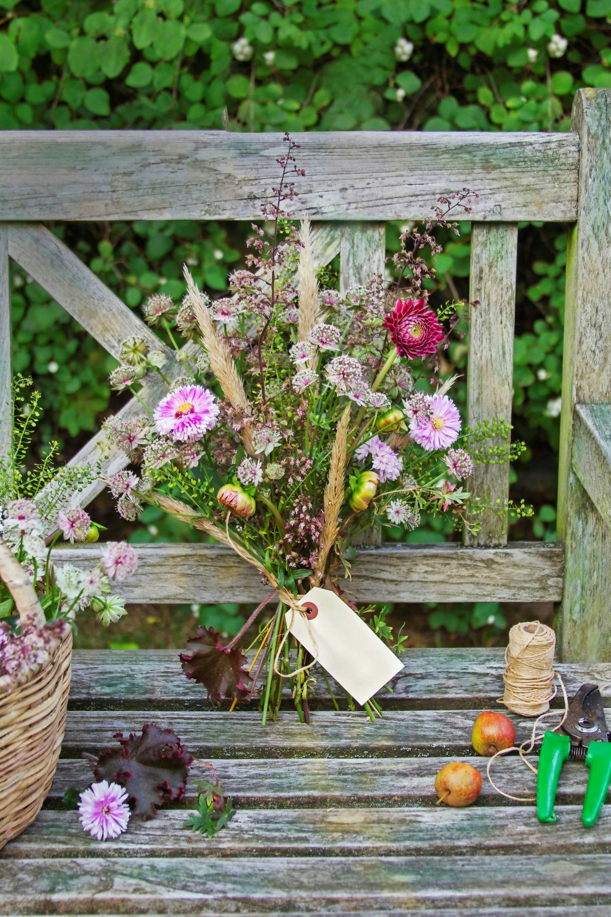 Buket af blomster og græsser