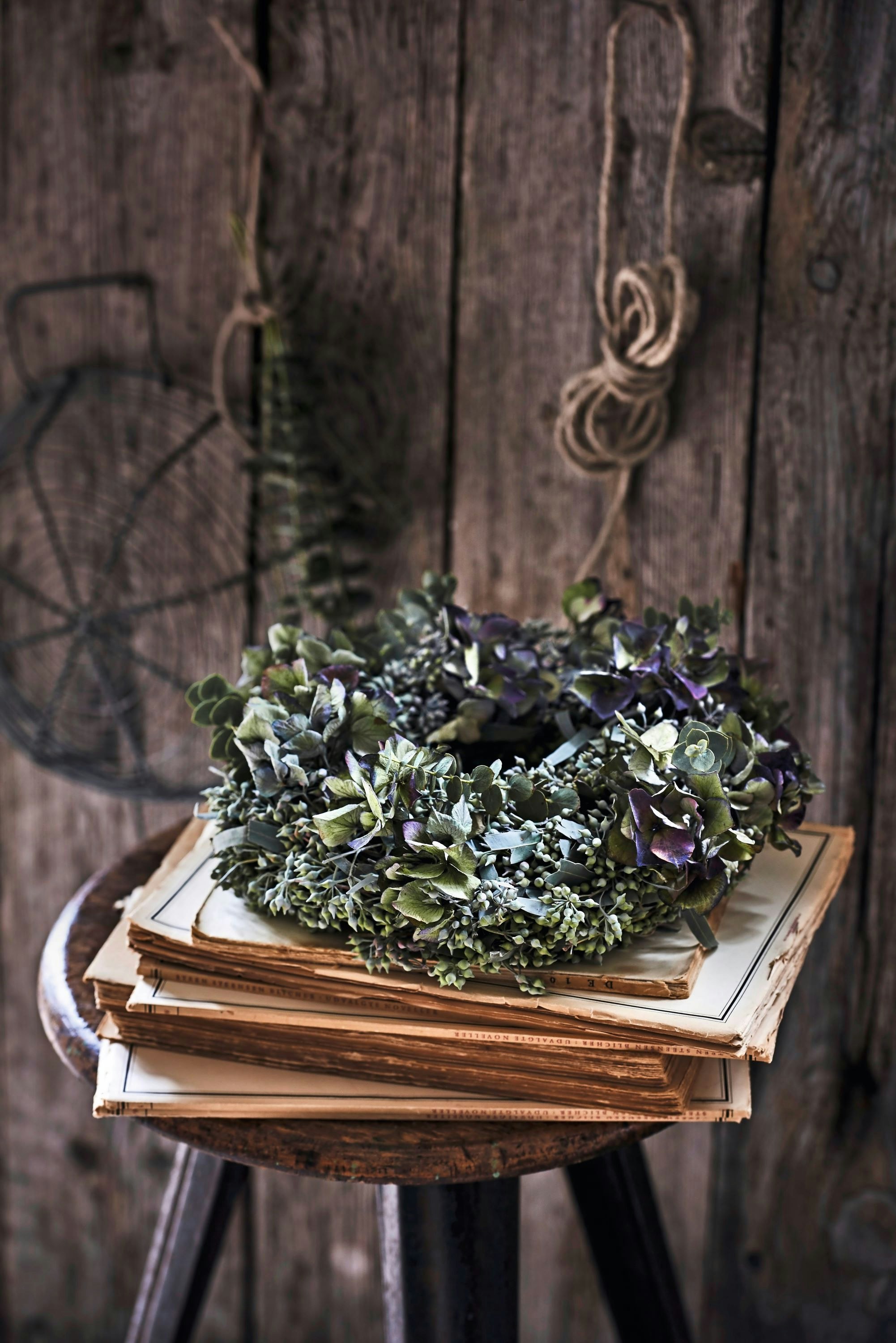 Lav en klassisk krans med hortensia og eukalyptus